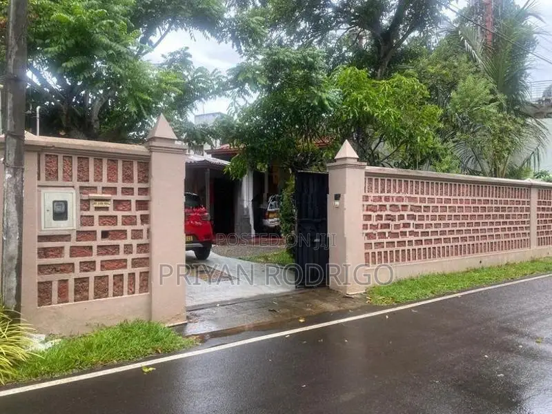 Thalawathugoda, 19.5 Perch Land with a Beautiful 04 BR House for Sale