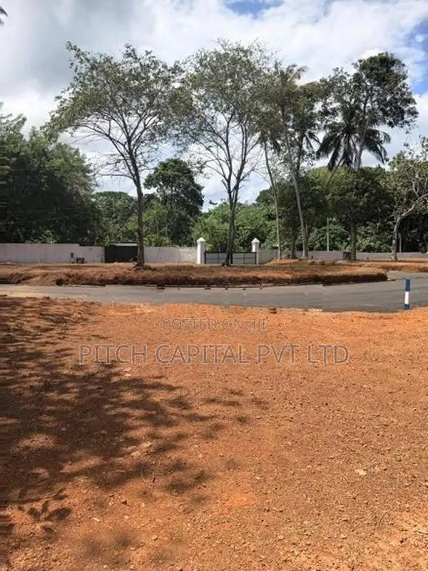 මුහුදු වෙරලට මුහුණලා වටිනා බිම් කොටසක් දෙවුන්දරින්..