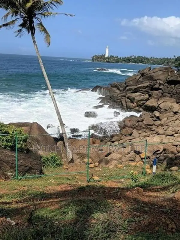 මුහුදු වෙරලට මුහුණලා වටිනා බිම් කොටසක් දෙවුන්දරින්..