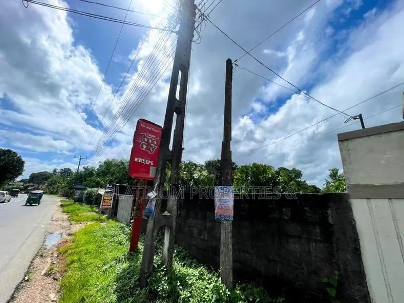 High-level Road Facing 213 Perch Land For Sale In Padukka Meepe