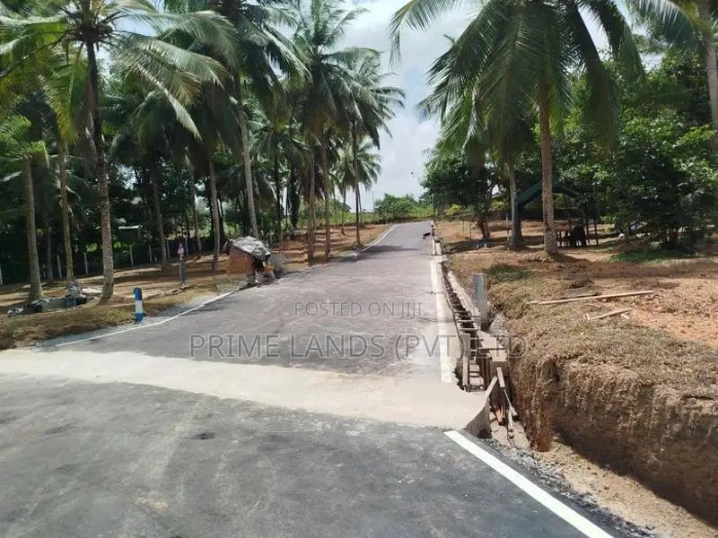 පොල්ගස්ඕවිට මත්තේගොඩ පාරෙන් බිම් කොටස් විකිණීමට