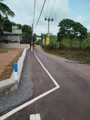 පොල්ගස්ඕවිට මත්තේගොඩ පාරෙන් බිම් කොටස් විකිණීමට