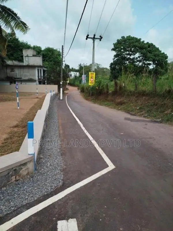 පොල්ගස්ඕවිට මත්තේගොඩ පාරෙන් බිම් කොටස් විකිණීමට