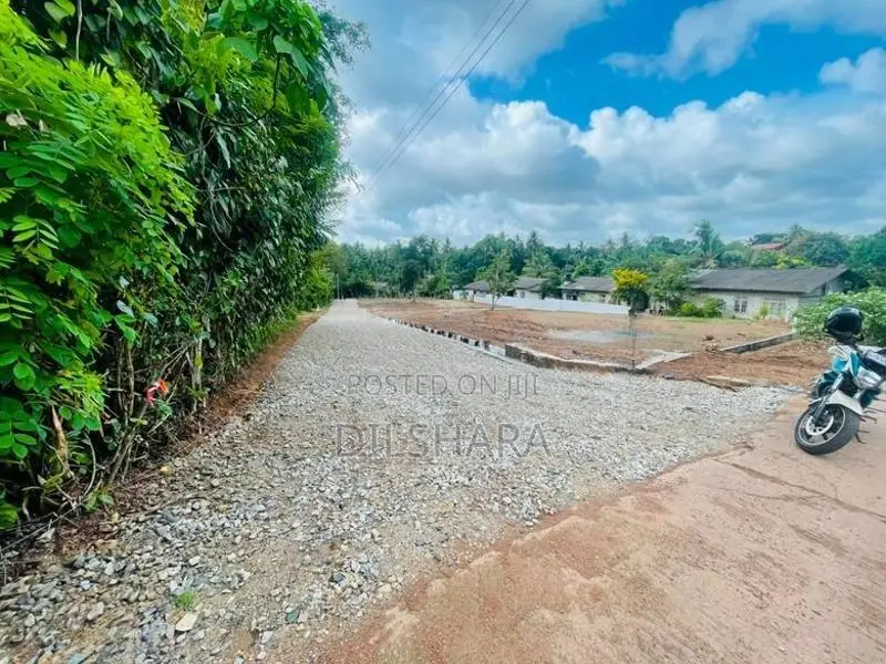 Udugampala නගරයෙන් 244 බස් පාරෙන් මනරම් බිම් කොටස් කිහිපයක්