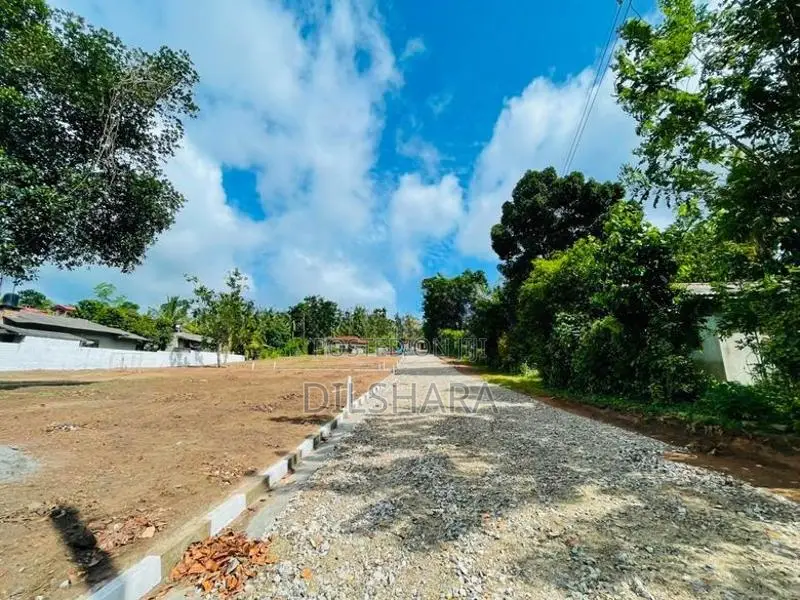 Udugampala නගරයෙන් 244 බස් පාරෙන් මනරම් බිම් කොටස් කිහිපයක්