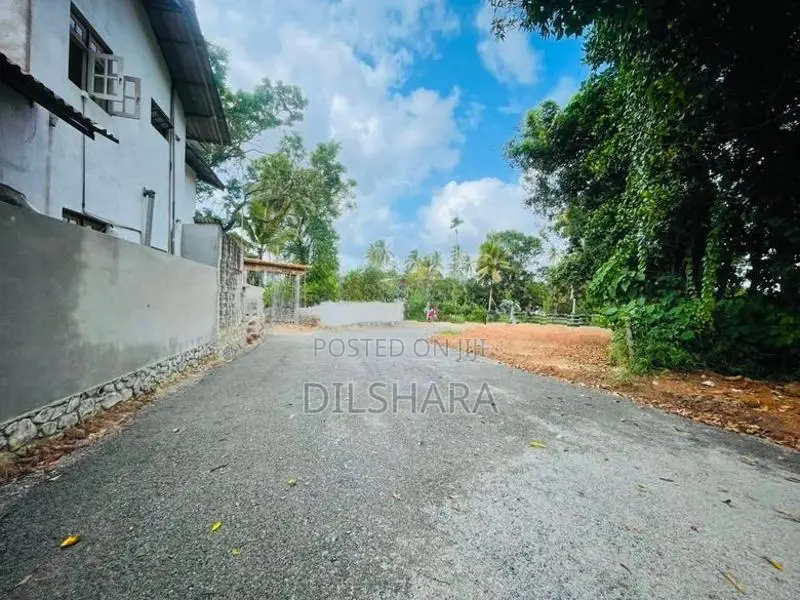 Yakkala නගර සීමාවෙන් කොළඹ නුවර පාරට නුදුරින් වටිනා බිම් කොටස් කිහිපයක්