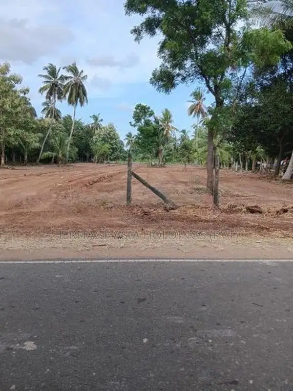 අනුරාධපුරයෙන් ඉඩමක්
