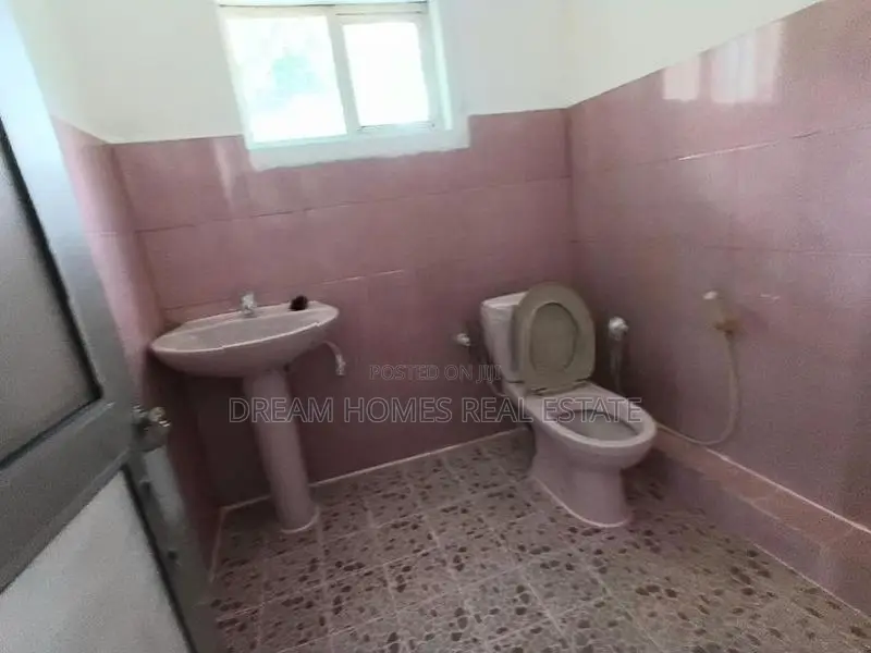 Facing Main Rd - 4 Story Building for Rent-nugegoda