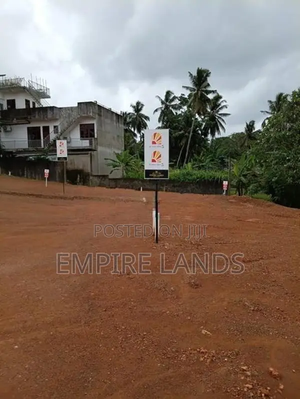 වෙල් යායකට මුහුණලා වැදගත් පරිසරයක - පොල්ගස්ඕවිට සමගි මාවත