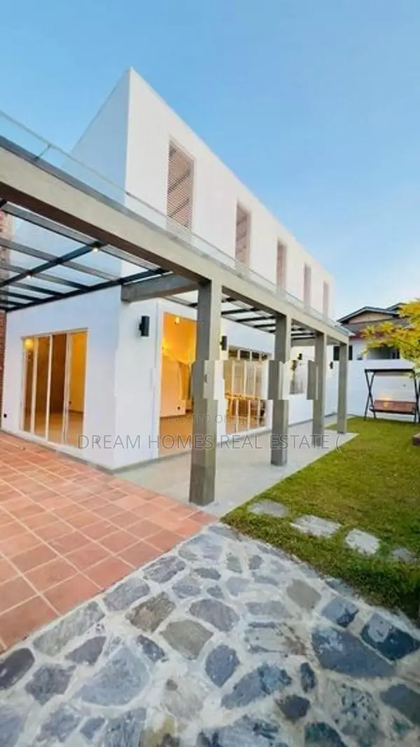 Stylish 2BR Modern Home with Courtyard – Athurugiriya