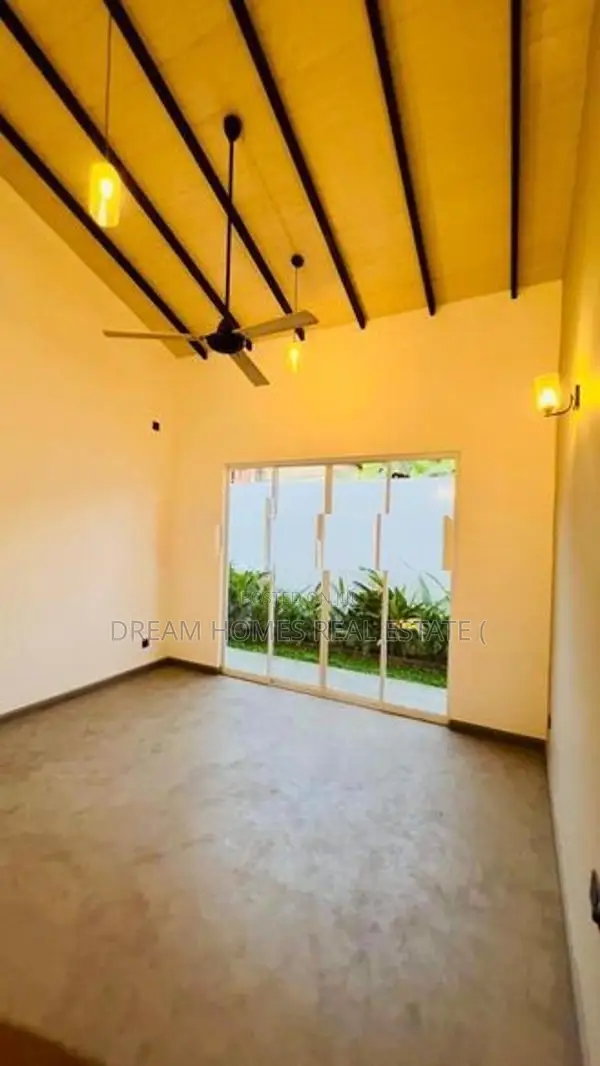 Stylish 2BR Modern Home with Courtyard – Athurugiriya