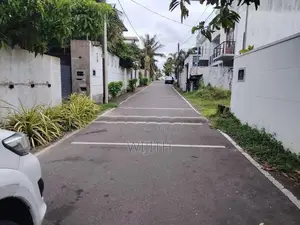 සුපරි පරිසරයක ඉඩමි කෑබෑල්ලක් විකිනිමට