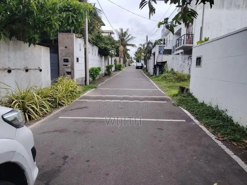 සුපරි පරිසරයක ඉඩමි කෑබෑල්ලක් විකිනිමට
