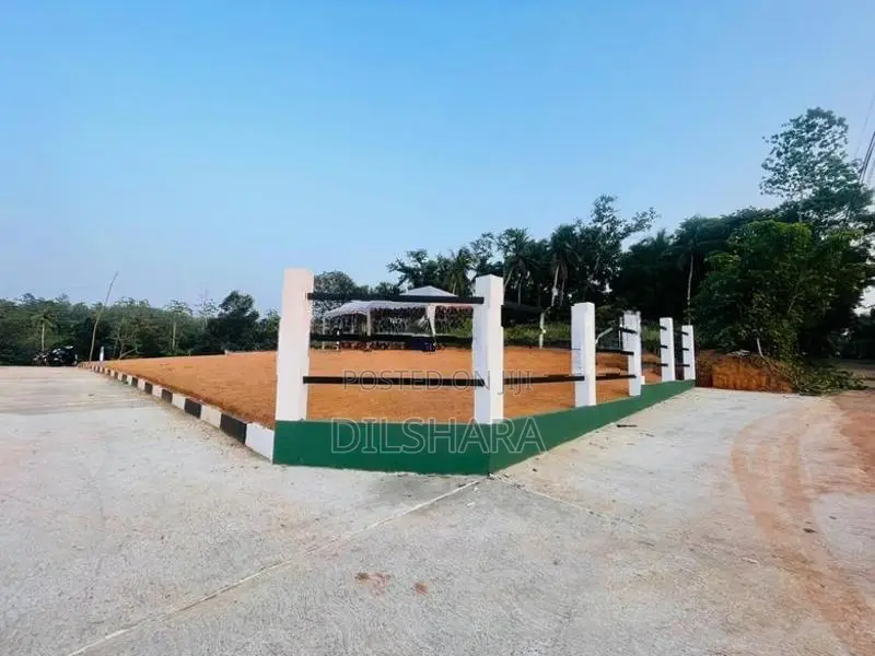 Kalagedihena Land නුවර කොළඹ මාර්ගයට නුදුරින් වටිනා බිම් කොටස් කිහිපයක්