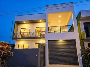 Luxury House For Sale in Batuwandara
