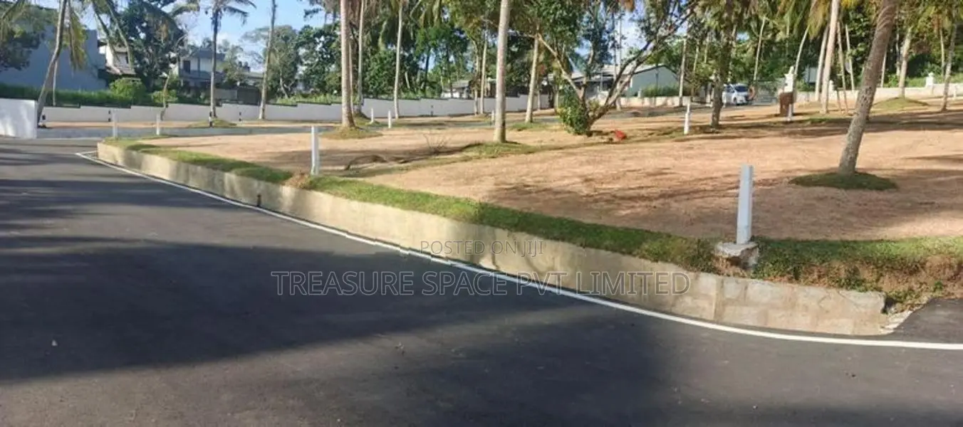 Land for Sale at Athurugiriya
