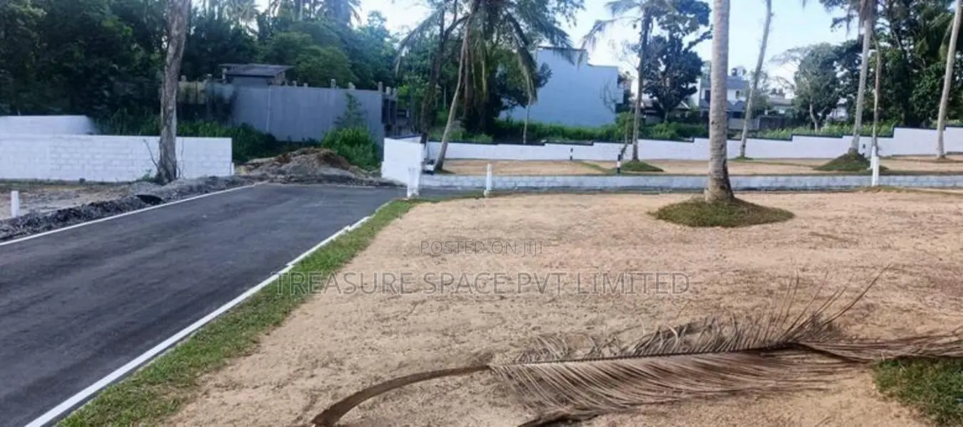 Land for Sale at Athurugiriya