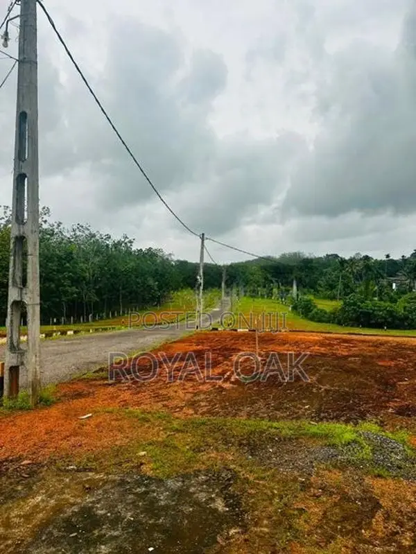 ඉඩමක් මීගොඩින්