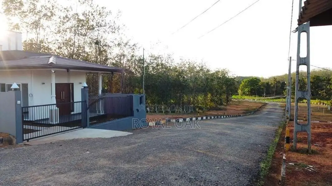 ඉඩමක් මීගොඩින්