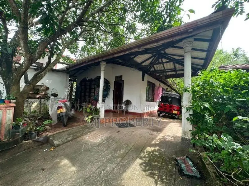 ( GS-1154)Valuable Residential Bare Land with House Sale in Malabe