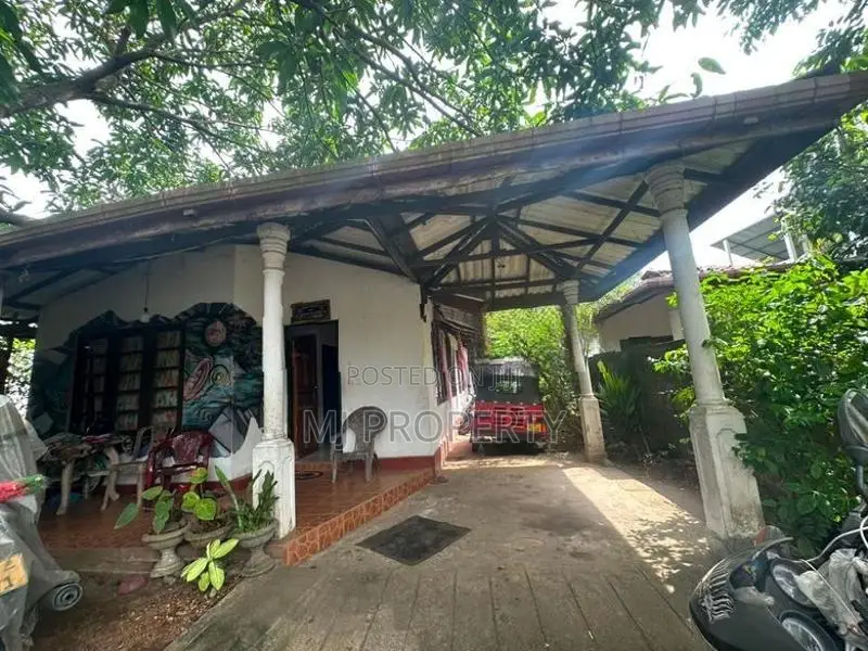 ( GS-1154)Valuable Residential Bare Land with House Sale in Malabe