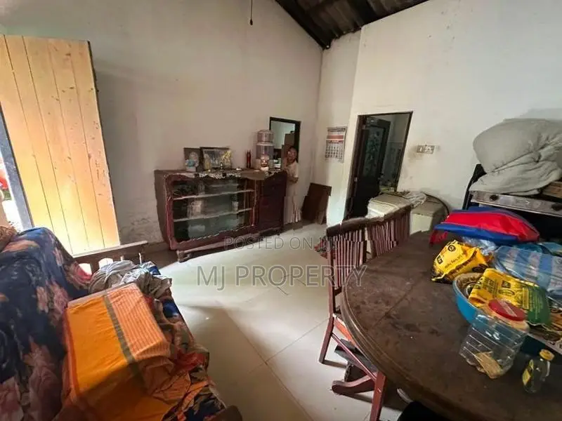 ( GS-1154)Valuable Residential Bare Land with House Sale in Malabe