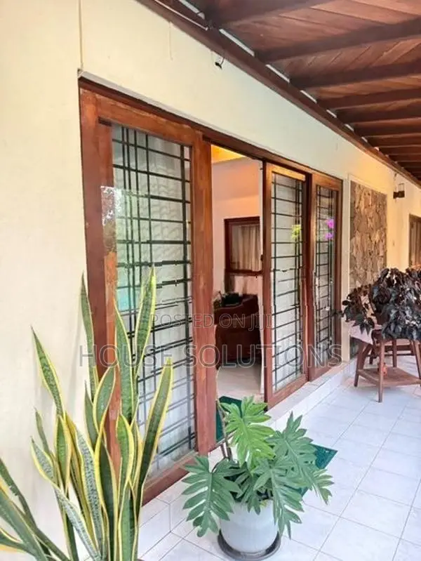 Luxury Lakefront House for Sale – Moratuwa