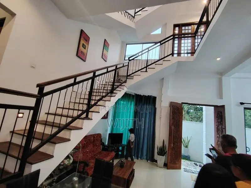 පදිංචියට සෑදු ළස්සන දෙමහල් නිවසක් විකිනිමට විදෙස් ගතවනබෑවින්