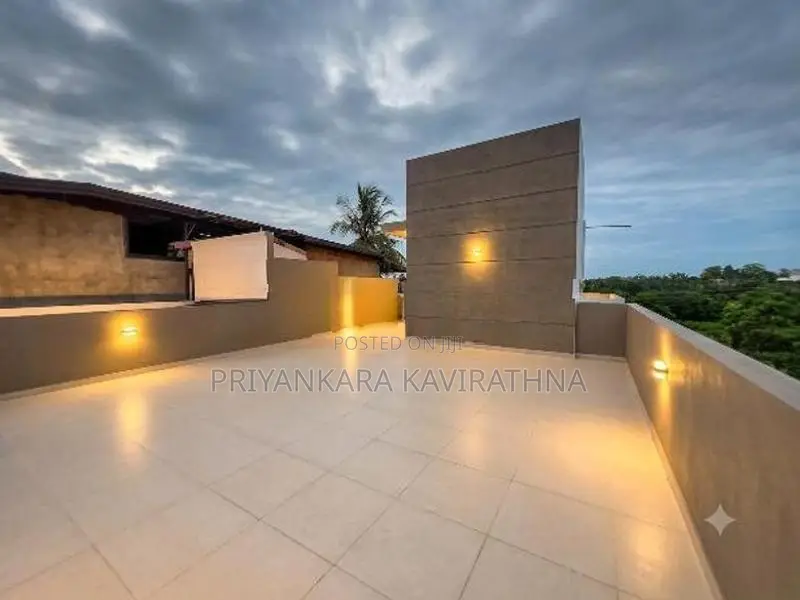 කුඹුරු යායකට මායිම් සුකෝපබෝගී අලුත්ම තෙමහල් නිවස විකිනීමට - බොරලැස්ගමු