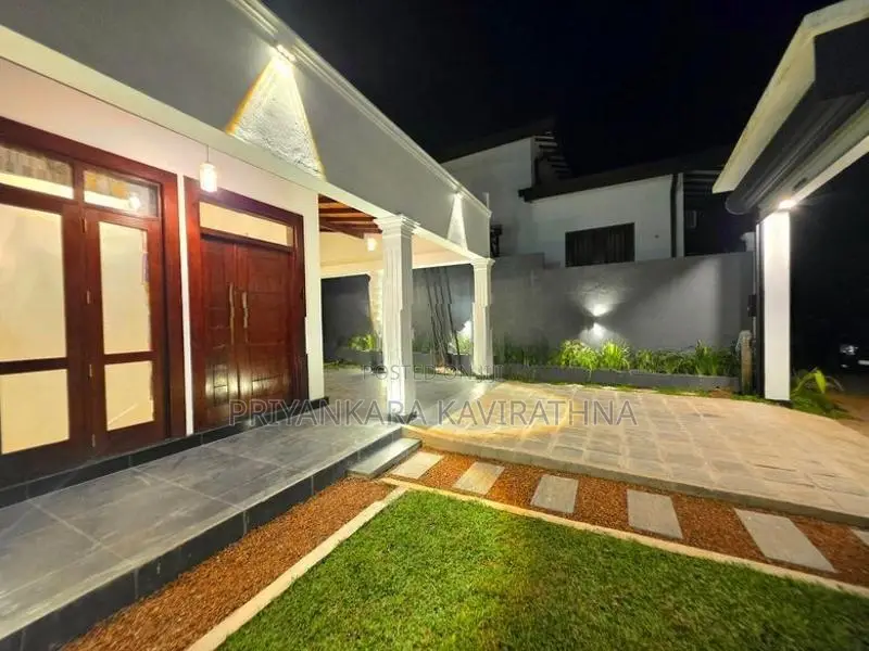 අලංකාර ගෙවත්තක් සහිත සුකෝපබෝගී අලුත්ම නිවස විකිනීමට - කහතුඩුව