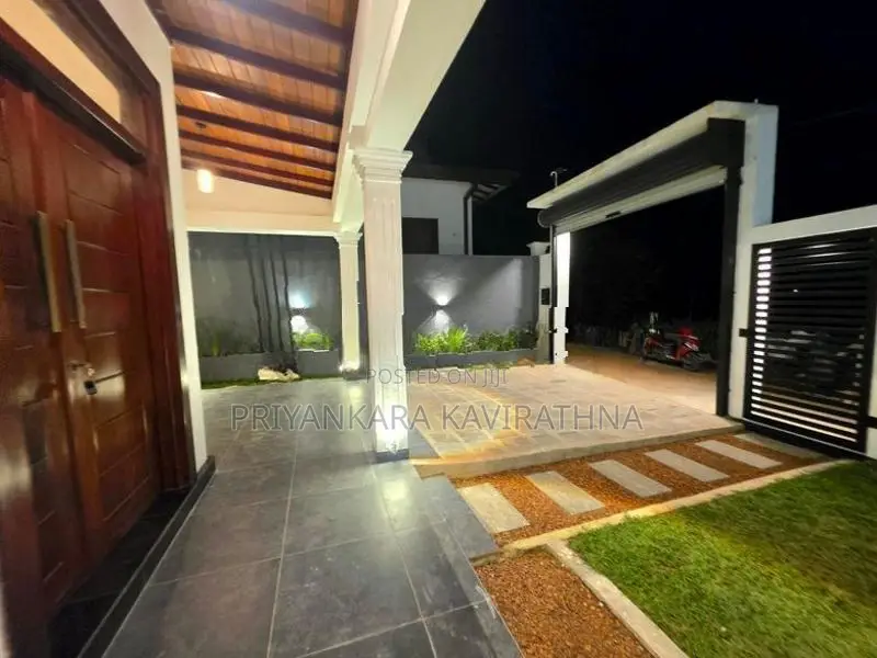 අලංකාර ගෙවත්තක් සහිත සුකෝපබෝගී අලුත්ම නිවස විකිනීමට - කහතුඩුව