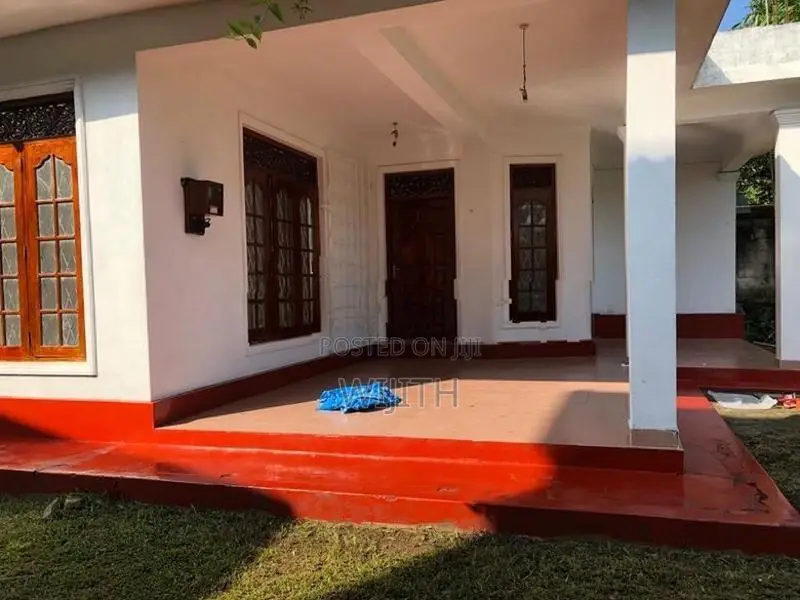 වටිනා ඉඩමක් සහිත නිවසක් ජයවර්ධනපුර විශ්වවිද්‍යාලට ආසන්නයේ විකිනිමට