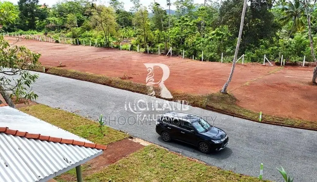 කලුතරින් නේවාසික බිම්කොටස්