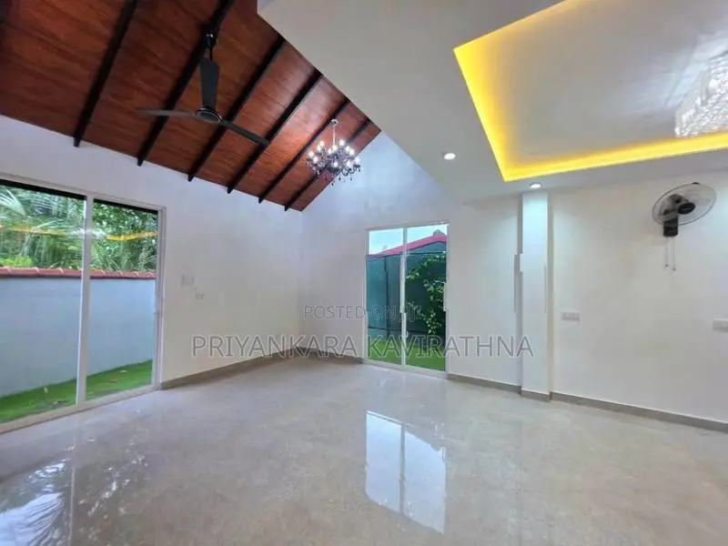 කැස්බෑව හංදියට නුදුරු අලුත්ම දෙමහල් නිවස විකිනීමට