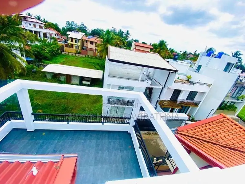 පිලියන්දලින් සුකෝපබෝගී තෙමහල් නිවස විකිනීමට