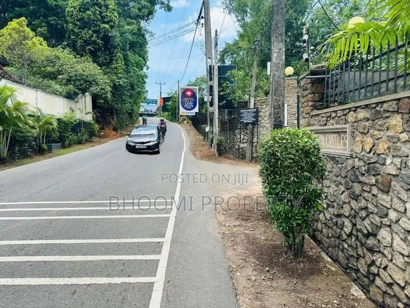 අතුරුගිරිය වානගුරැ මාවතේ වටිනා ඉඩම්