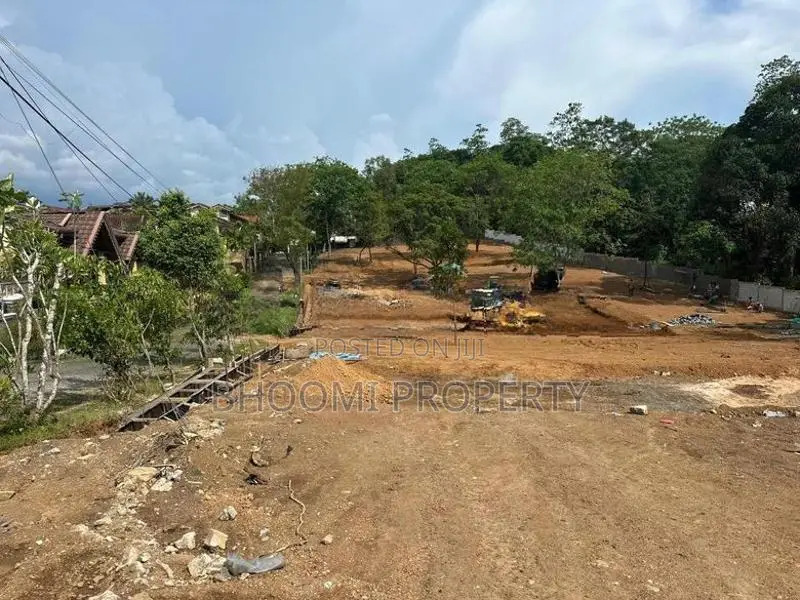 අතුරුගිරිය වානගුරැ මාවතේ වටිනා ඉඩම්