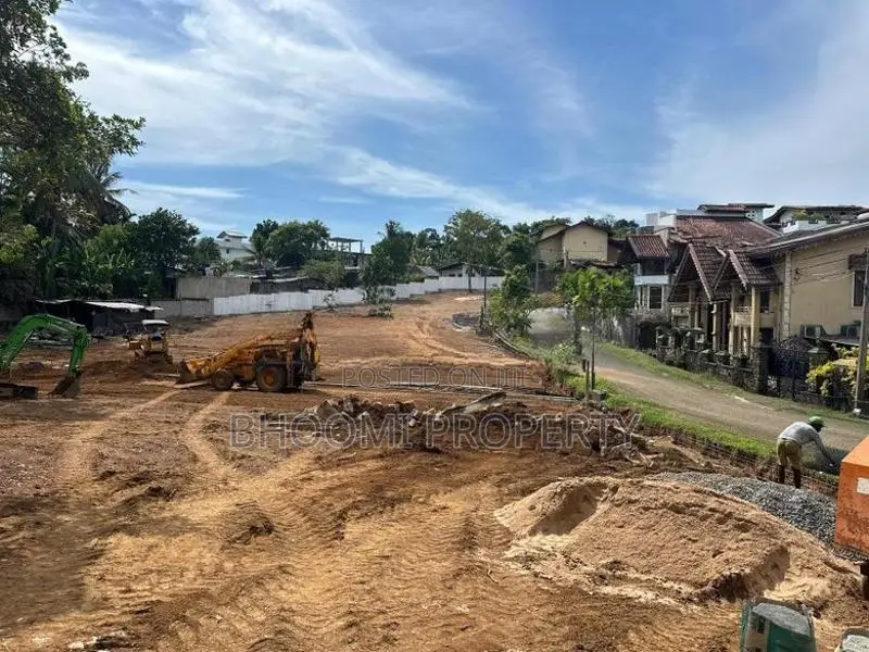 අතුරුගිරිය වානගුරැ මාවතේ වටිනා ඉඩම්