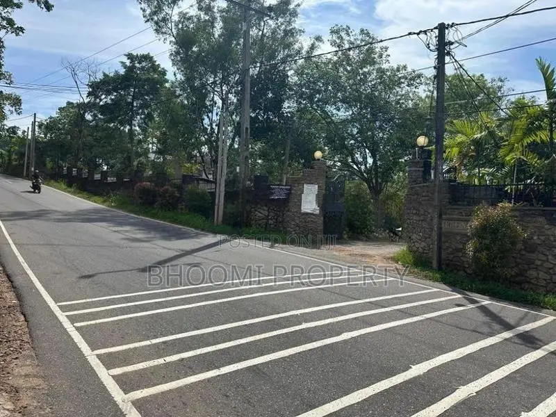 අතුරුගිරිය වානගුරැ මාවතේ වටිනා ඉඩම්