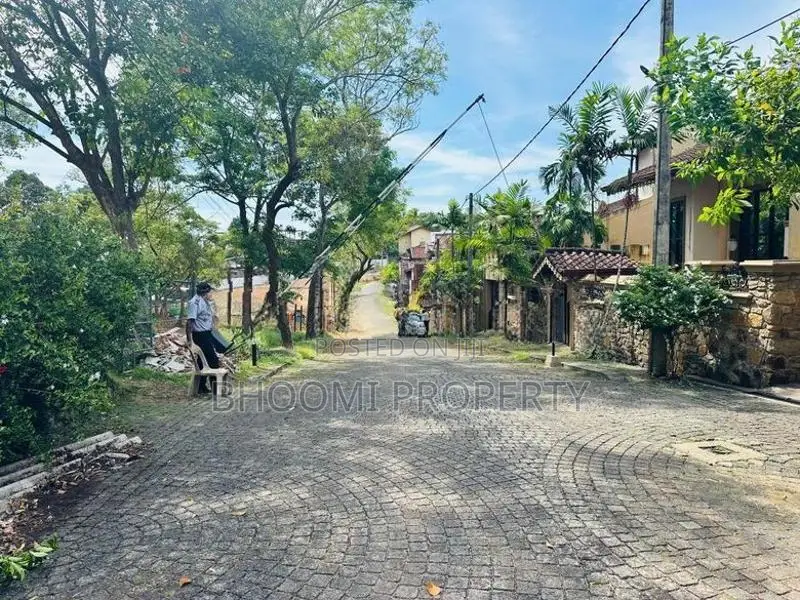 අතුරුගිරිය වානගුරැ මාවතේ වටිනා ඉඩම්