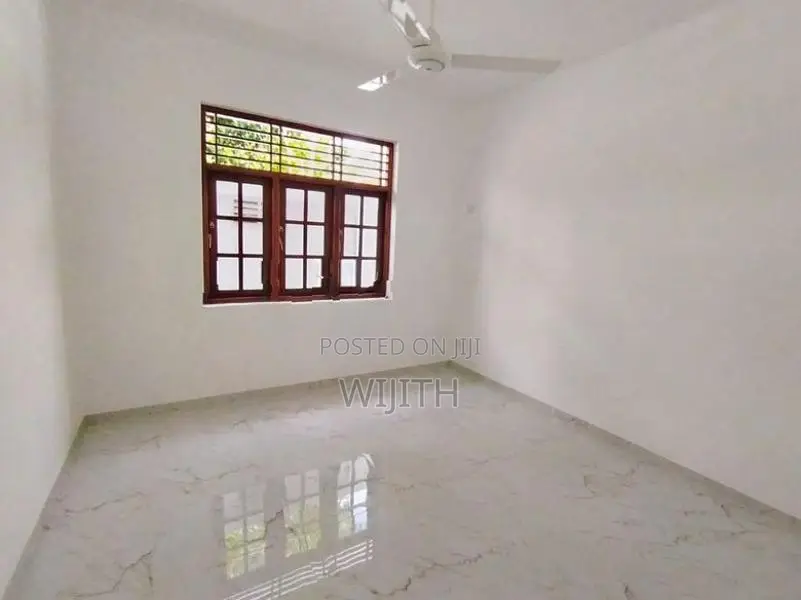 අලුත් දෙමහල් නිවසක් විකිනිමට මහරගම නුගේගොඩ මාර්ගයේ දෙල්කන්ද .