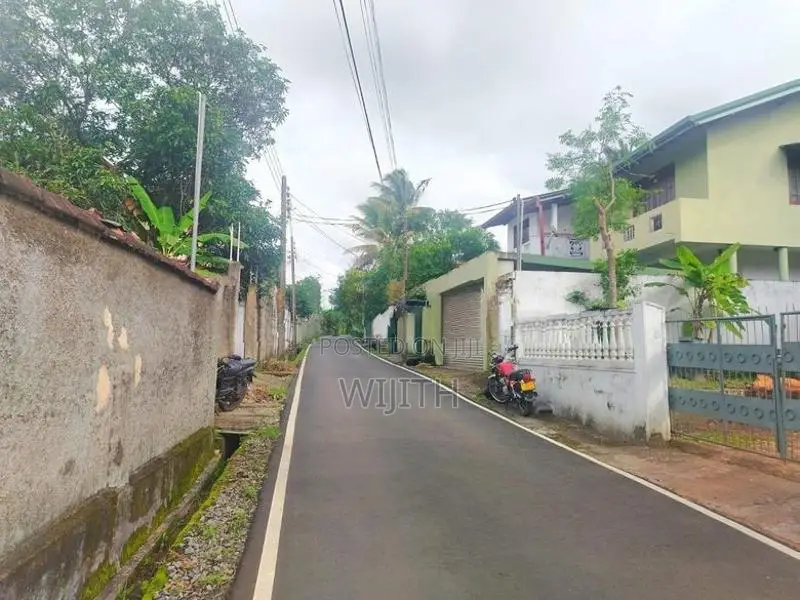 අලුත් දෙමහල් නිවසක් විකිනිමට මහරගම නුගේගොඩ මාර්ගයේ දෙල්කන්ද .