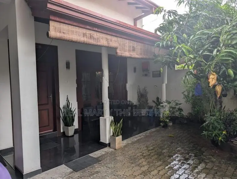 BORALESGAMUWA : 5-BR (10P) MODERN 3-STOREY HOUSE FOR SALE