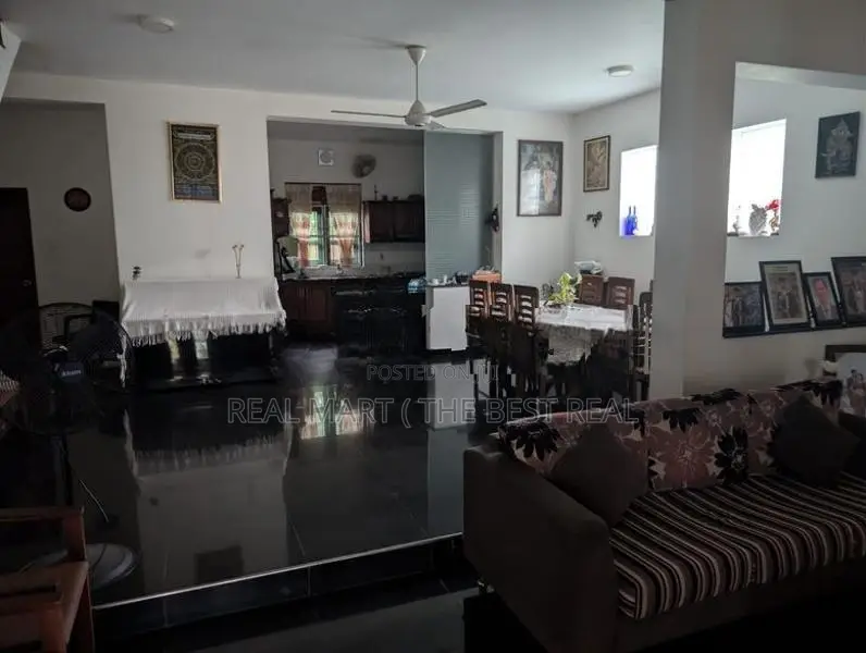 BORALESGAMUWA : 5-BR (10P) MODERN 3-STOREY HOUSE FOR SALE