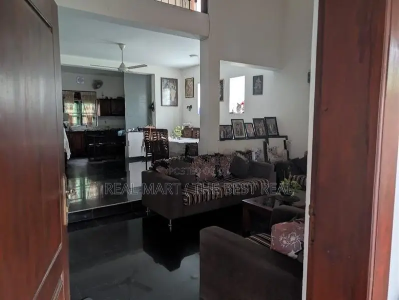 BORALESGAMUWA : 5-BR (10P) MODERN 3-STOREY HOUSE FOR SALE