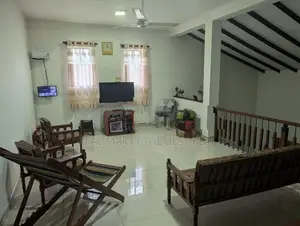 BORALESGAMUWA : 5-BR (10P) MODERN 3-STOREY HOUSE FOR SALE