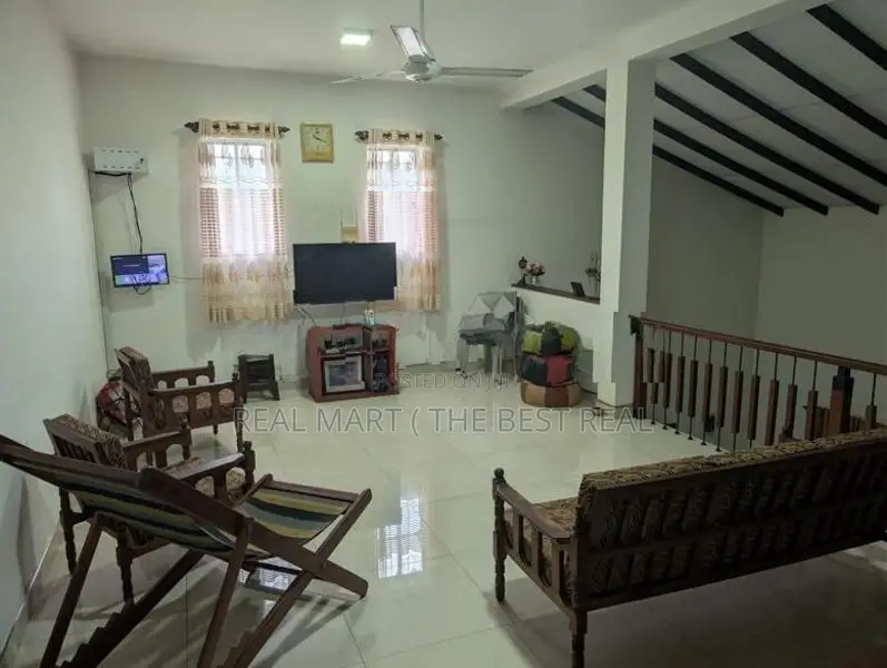 BORALESGAMUWA : 5-BR (10P) MODERN 3-STOREY HOUSE FOR SALE