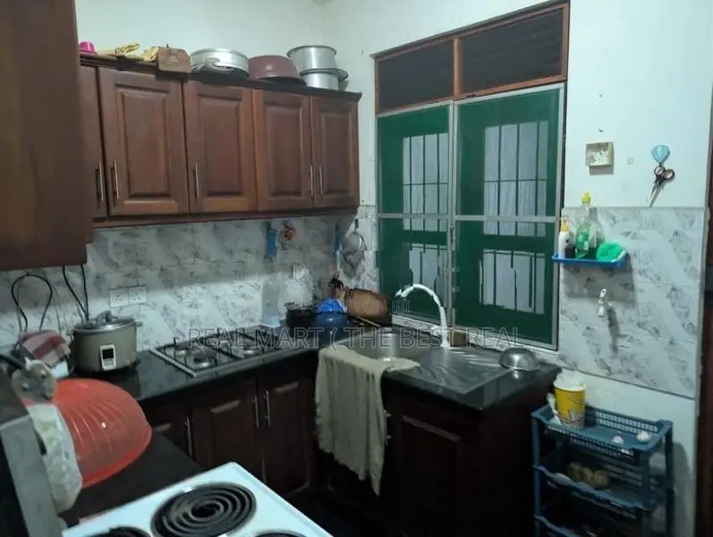 BORALESGAMUWA : 5-BR (10P) MODERN 3-STOREY HOUSE FOR SALE