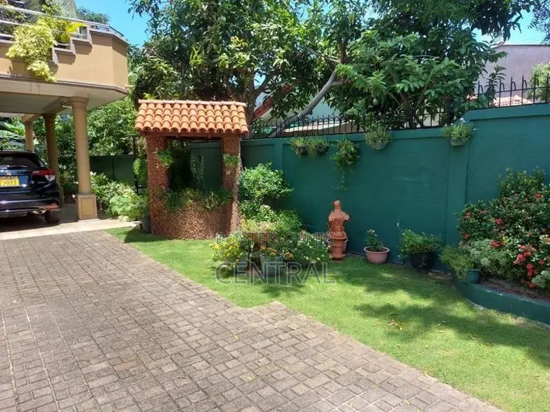 Luxurious 5 Bedroom 3-Story House for Sale in Paliyawatta (C7-5614)