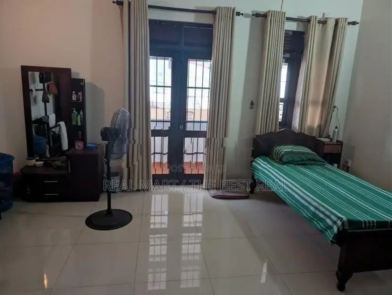 BORALESGAMUWA : 5-BR (10P) MODERN 3-STOREY HOUSE FOR SALE